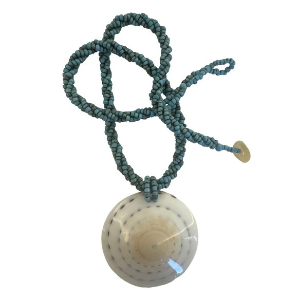 Turquoise Beaded Elegant Dosinia Shell Pendant Necklace - Picture 2 of 8